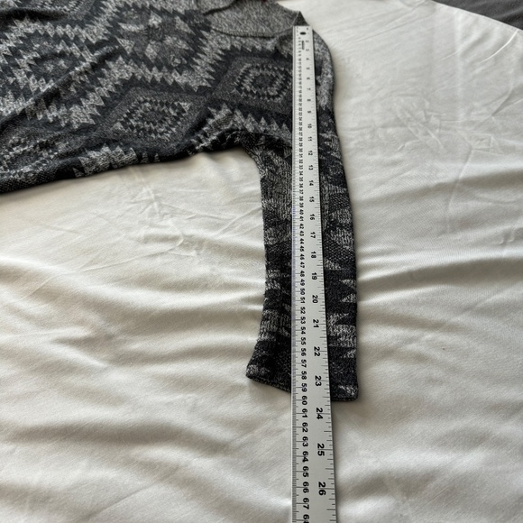 Elegant V-Neck Sweater with Geometric Pattern - Picture 8 of 12